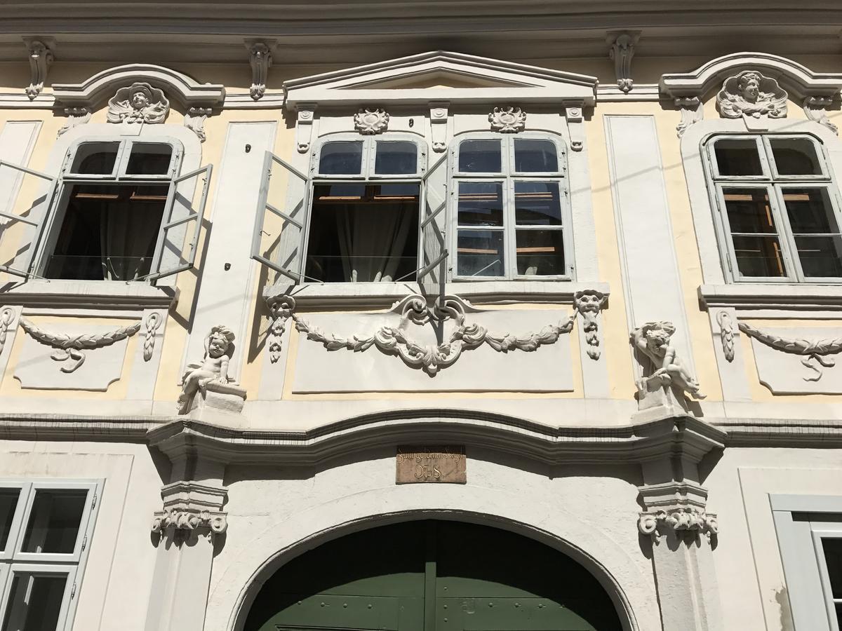 Boutique Hostel Zum Goldenen Kegel Vienna Esterno foto