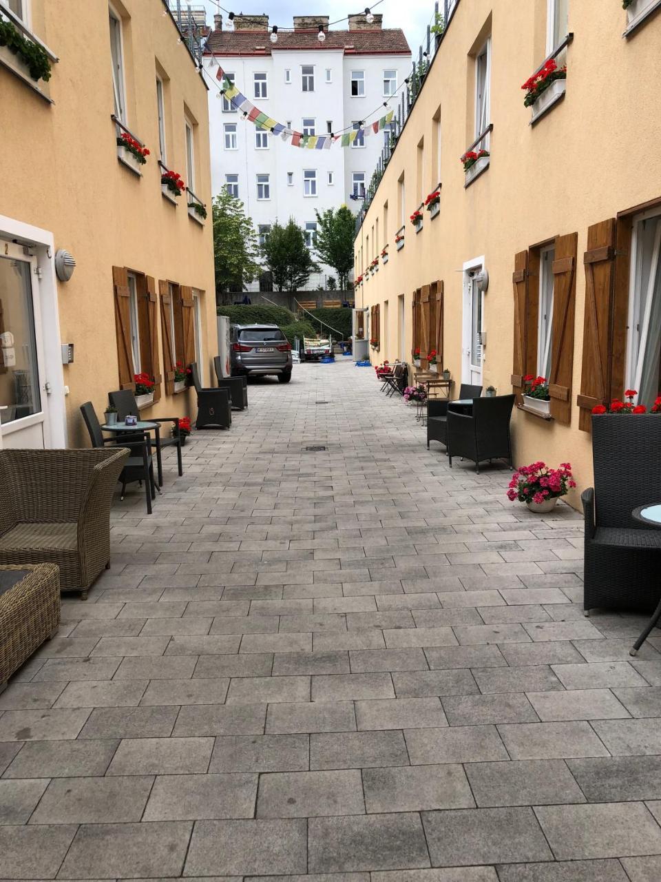 Boutique Hostel Zum Goldenen Kegel Vienna Esterno foto
